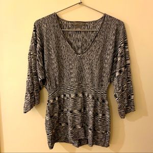 Short sleeve sweater with black and white print.